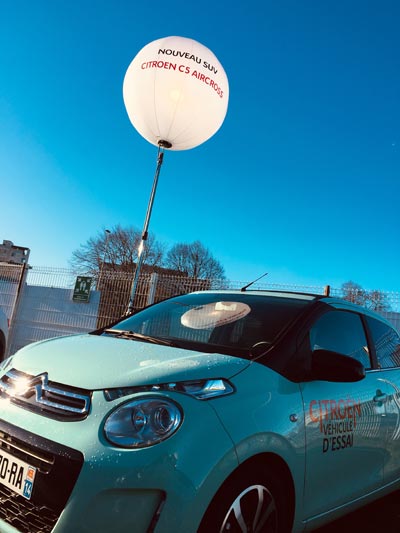 ballon eclairant lancement de vehicule
